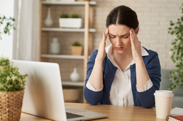 Kết hợp liệu pháp tự nhiên và không gian yên tĩnh để làm dịu cơn đau đầu